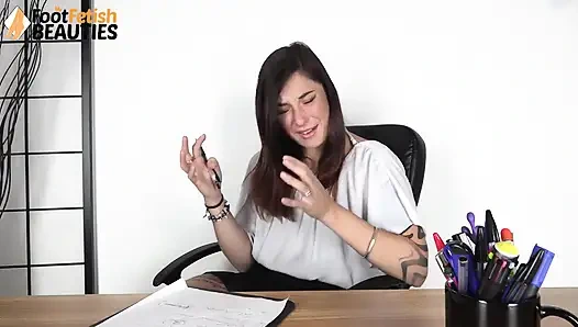 Profesor nakal mengajari muridnya cara memuja kaki yang lezat