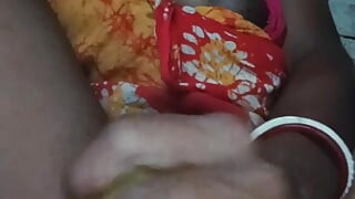 भारतीय काली भाभी अपनी रसीली लाल चूत में ककड़ी चोद रही है