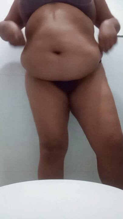Gel ve iç çamaşırımı çıkarmamı ve seksi gecelikimi büyük kıvrımlı tombul bir zevkle takmamı izle