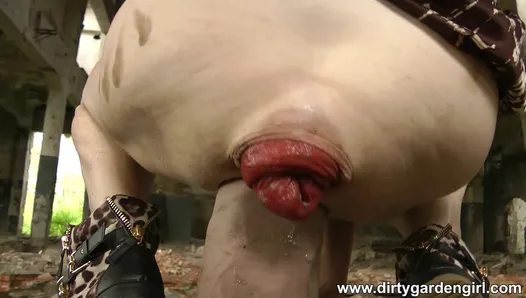 Dirtygardengirl baise sa chatte et prolapsus anal avec un énorme gode de Mrhankey dans une usine abandonnée