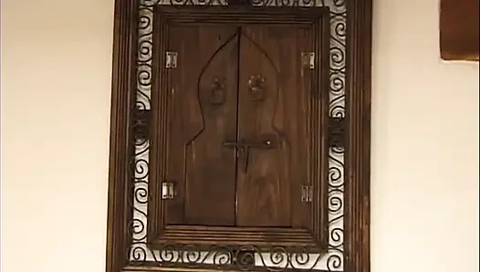 Tante seksi rambut pirang ini dientot habis-habisan sama cowok gagah ini di seks threesome liar