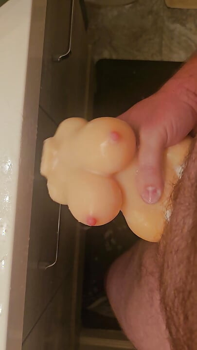Fuzzy femboy bawi się ulubioną zabawką przed prysznicem