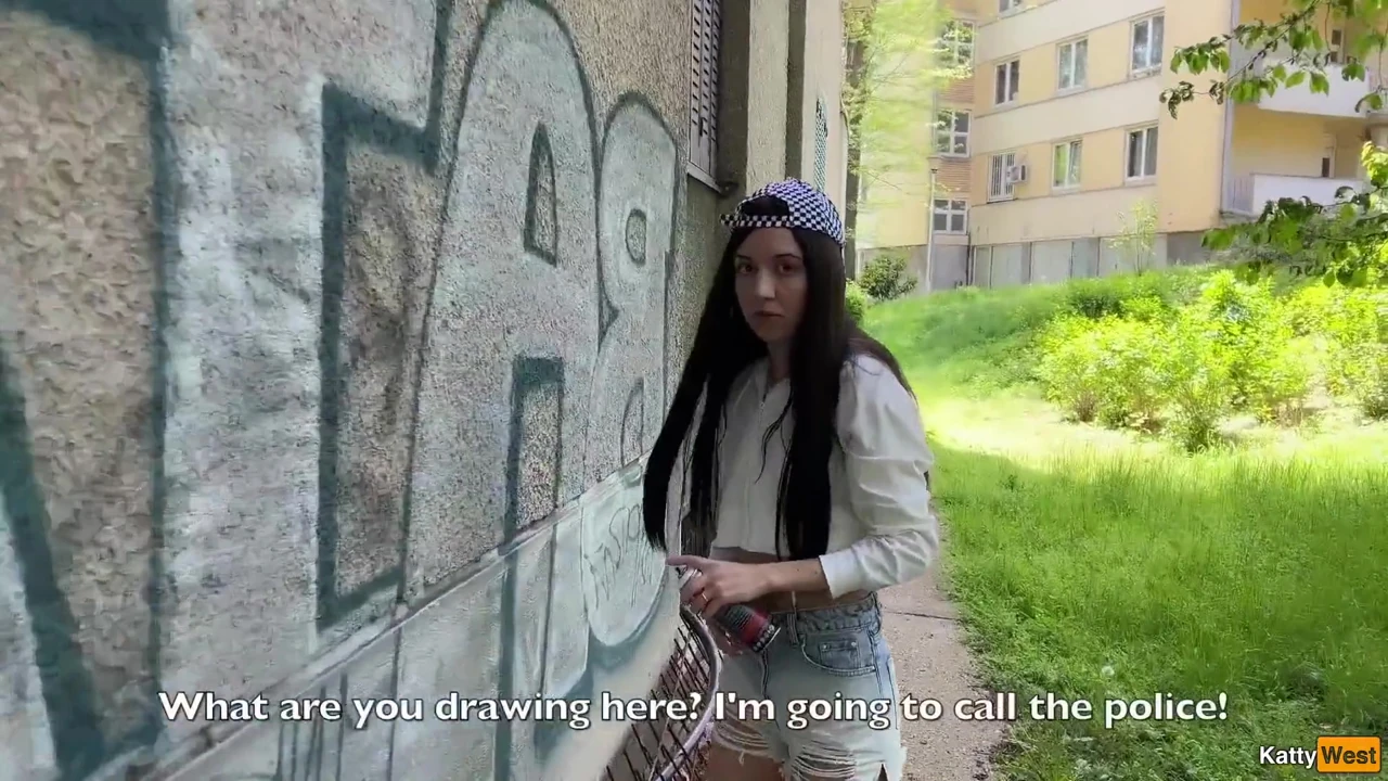 Bir kızı grafiti çizerken yakaladım ve onu ormanda siktim - külota boşalma