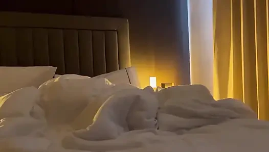 Seks lesbian dua gadis di sofa !!