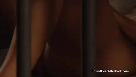 Esaret altındaki şehvetli lezbiyen köle mastürbasyon yapıyor ve külot koklarken orgazm oluyor