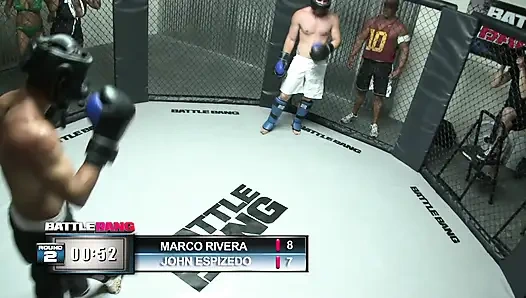 Ebenholz-schätzchen genießt es, den schwanz eines typen im ring zu befriedigen