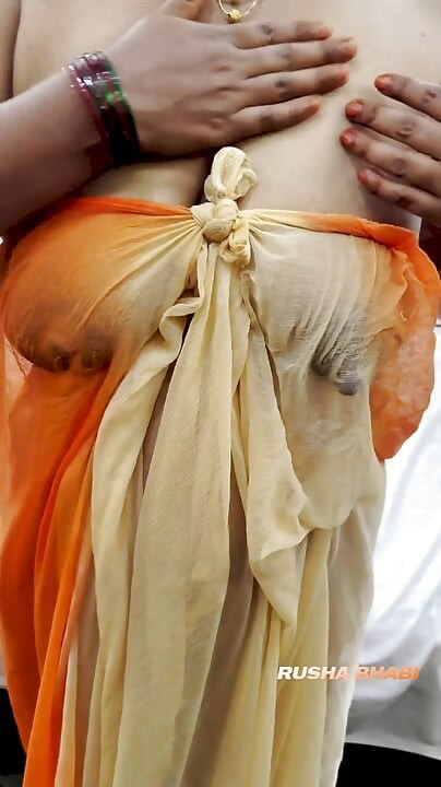 Rusa bhabi showing wet boobs in video call