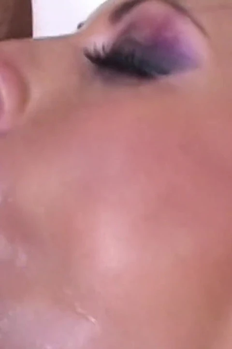 2鸡巴对阴户场景2_Busty, 丰满的金发女郎喜欢与两个大鸡巴的粗暴性爱