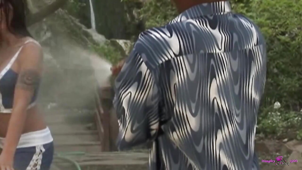 Vollbusige brünette wird beim Autoputzen ganz nass und wird von einem bbc gefickt.