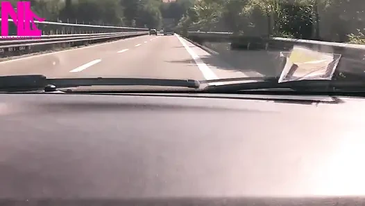 Menjuntai di kursi penumpang di dalam mobil