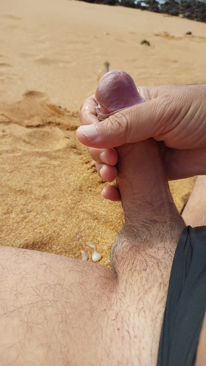 Ladysilva menikmati panas di pantai