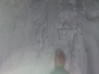 Op blote voeten in de sneeuw