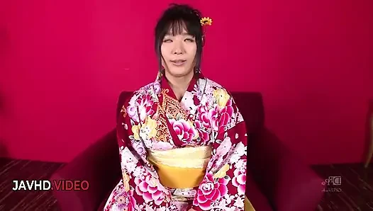 Kimono menggoda Chiharu menyenangkan dua pria dengan blowjob & creampie dengan menyenangkan