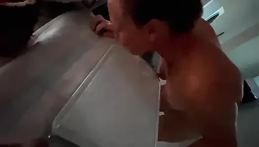 Rehydrating am heißen Tag, pissendes Trinken