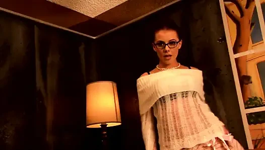 Крошка-брюнетка показывает свое сексуальное тело во время раздевания