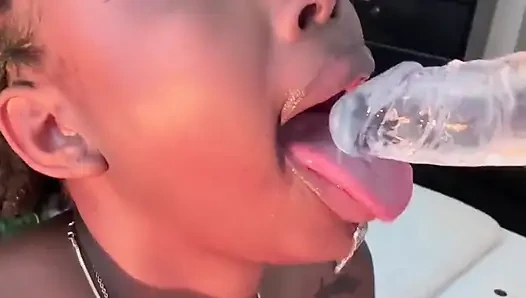 Cewek kulit hitam ini lagi asik nyepong dildo sambil nyepong kontol