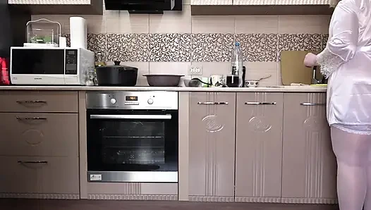 Seorang istri dewasa tanpa celana dalam membuatku sarapan. Dan kamera rumah sedang menonton. Gemuk Di Balik Layar