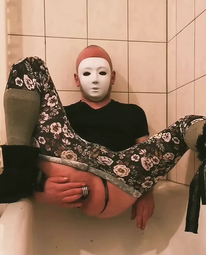 hot kinky masked cd stretches own hungry ass-pussy till sissygasm