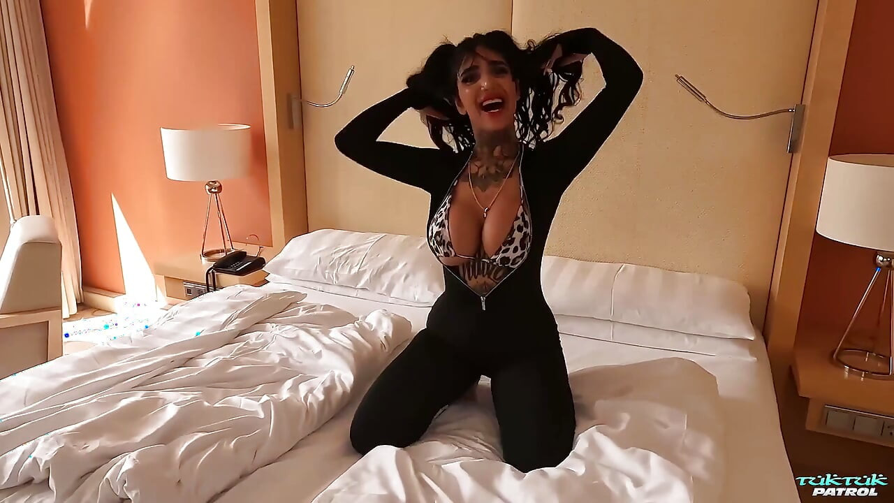 Enorm tit vild brud får hotellet quickie