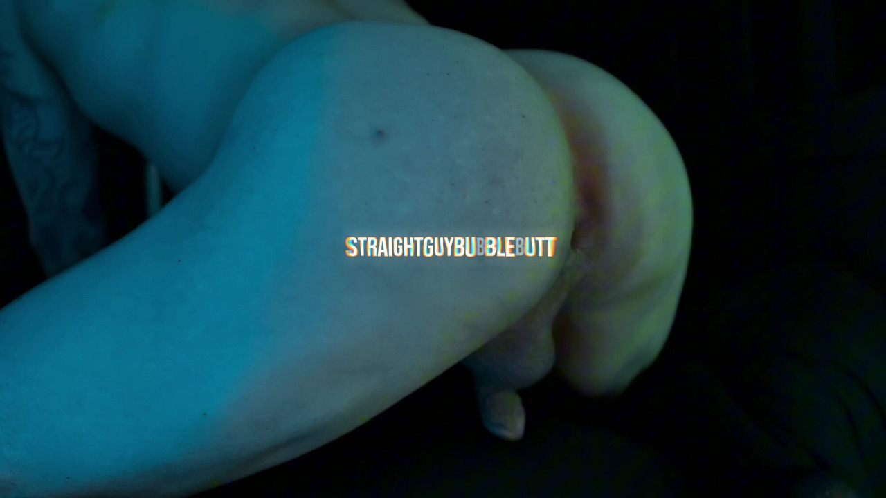 Sexet heteroseksuel fyr viser sit søde numsehul frem