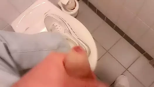 Azgın tuvalette mastürbasyon yapıyor