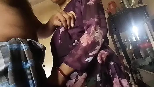 Pasangan desa India berhubungan seks di dapur