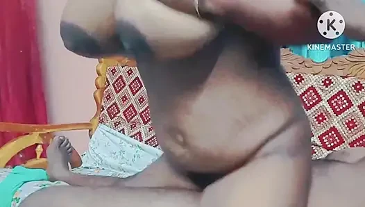 Üvey kız kardeş üvey erkek kardeşinin cebine para almak için her şeyi yapmaya hazır - yüksek sesle inleyerek tamil ses