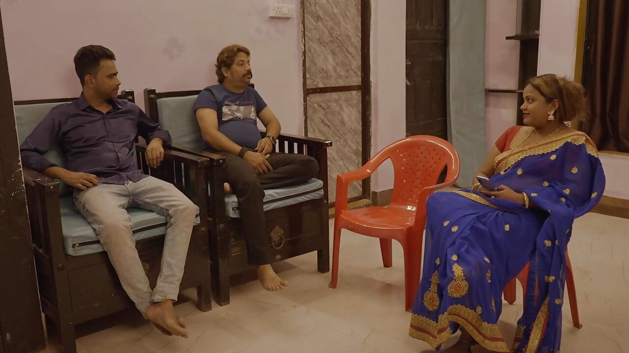 丈夫邀请他的朋友回家，他们两个人和他的妻子一起玩了整晚