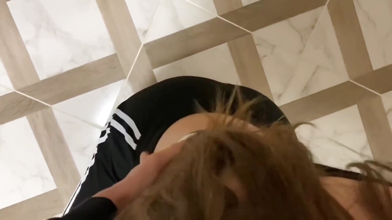 18 år gammel nabo kom på besøk, men hun måtte suge en pikk