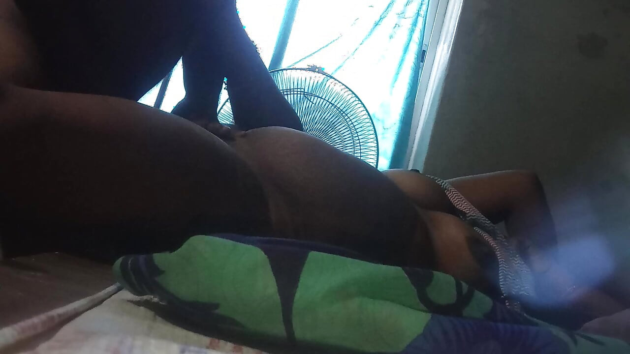 Vesnická manželka má zakázaný vztah se svým nevlastním bratrem, sex video se stalo virálním