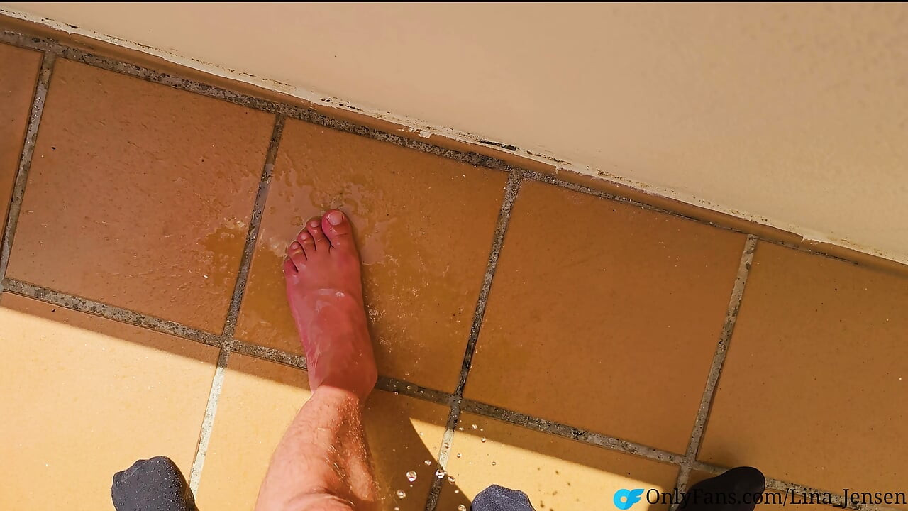 Ele precisava de uma massagem no pé, então eu dei a ele da minha maneira especial!
