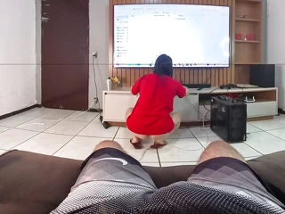 Üvey anne üvey kızından oturma odasını temizlemesini istiyor ama sadece üvey erkek kardeşinin önünde iç çamaşırı giyiyor