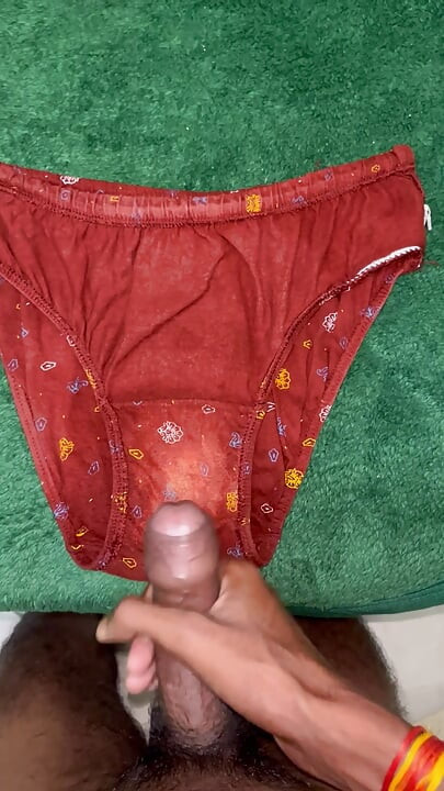 शकुतला गंदी पैंटीज में हस्तमैथुन करके तनाव से छुटकारा पा लिया