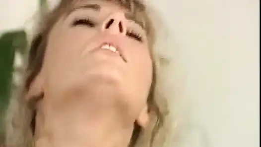 Bu büyük memeli Alman kızlar dörtlü grup sekste yarağa binmek için burada