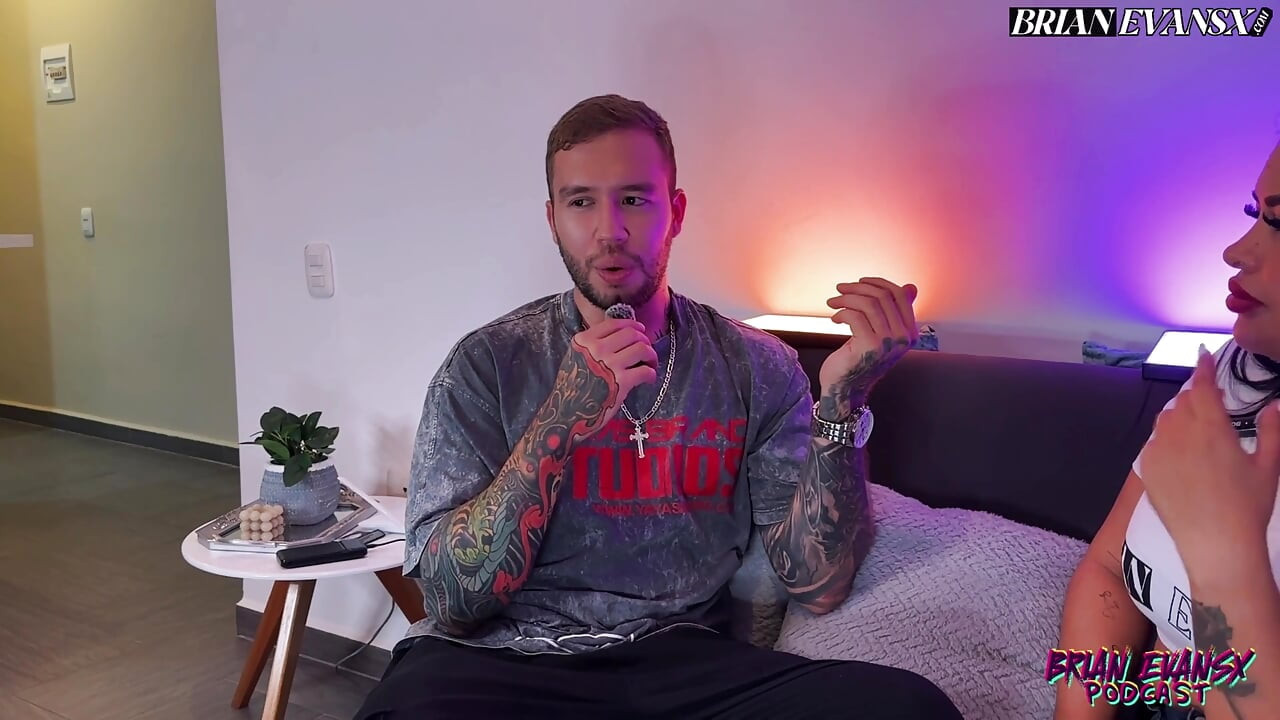 Interviu fierbinte cu o MILF columbiană Piesa se încheie cu un fuck cu Brian Evansx - Fund Mare