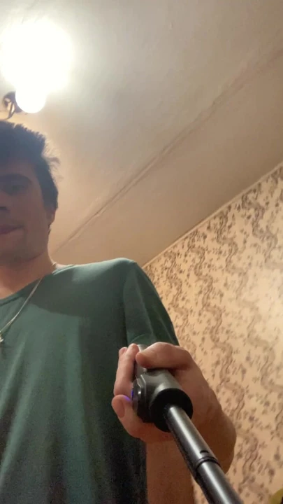 Momak u zelenoj majici drka i svršava na telefonu