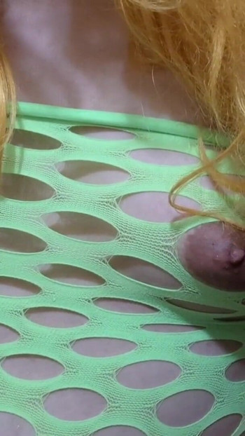 Транс-дівчина з великими сосками карає і шльопає свої молочні цицьки затискачами та ділдо з великим чорним членом | Кліп 1