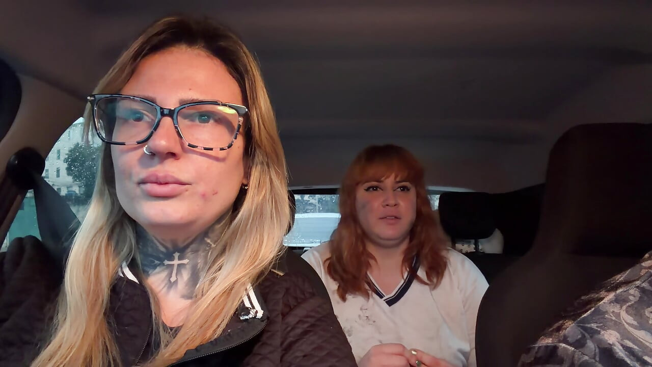 Картонената събирачка беше възбудена, когато ни видя