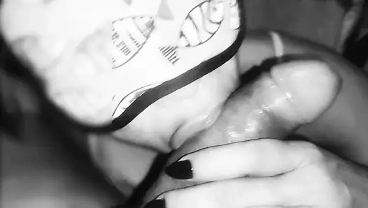 Tante seksi yang lagi asik nyepong kontol sampai luluh.