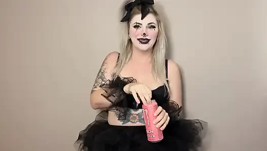 Clown, mädchen beim striptease beim rülpsen