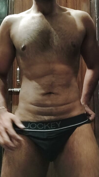 Sexy indischer Kerl ölt seinen Schwanz ein