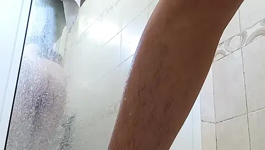 Amcığımı tıraşın ikinci kısmı ve banyoda duş al!
