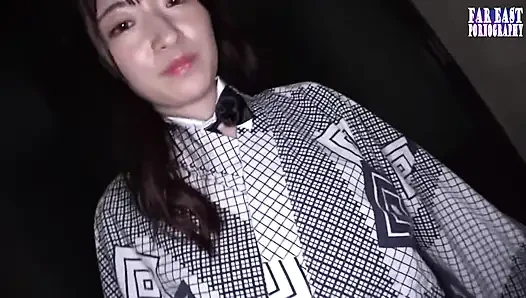 Wet-Mark бродит, как она оставляет шаловливый мерцающий тропу там, где она обнажает себя во 2-й половине