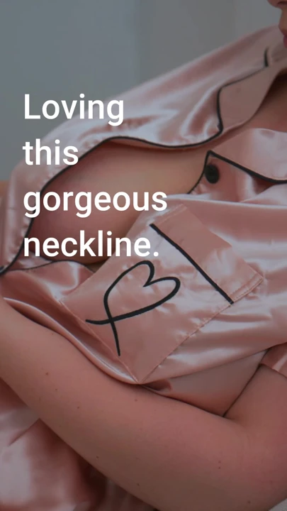 一个华丽的睡衣大奶子这个熟女看起来很棒