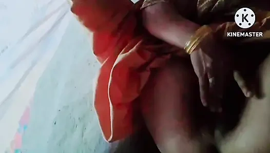 Gadis desi besar yang sensual membela dirinya sendiri dengan jari-jarinya sambil memamerkan tubuhnya yang panas dan seksi.