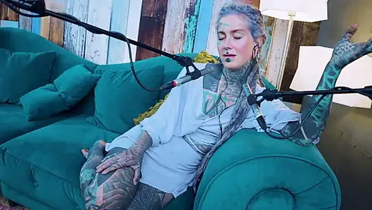 F hakkında konuşuyorum - korku - asmr podcast sfw konuşuyor gotik sıska kız dreadlocks dövmeli model dövmeli kız