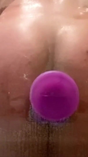 Zadivljujući trenutak iz "Velika mjehurićasta guza jebe dildo uz staklo"