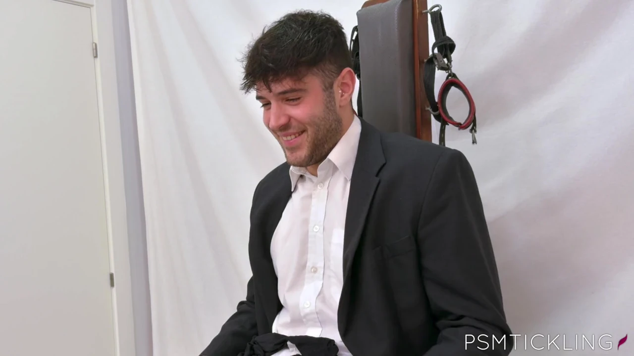 Psmtickling - heteroseksüel adam Fer çaresiz gıdıklama için stoklarda sabitleniyor