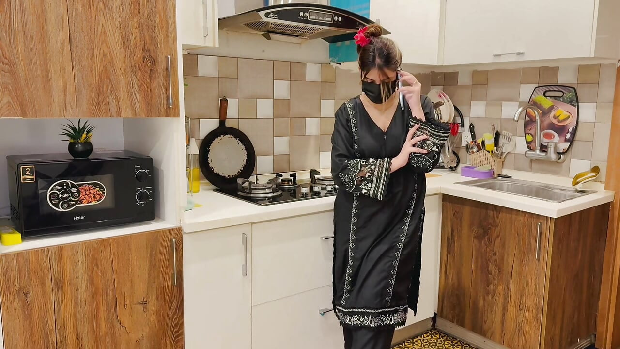 Eu convido o marido da minha irmã em casa e o seduzo para me foder