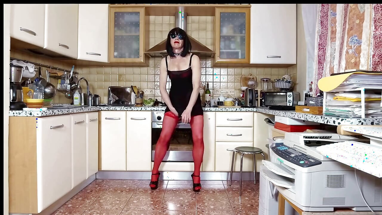 Nylon Sissy Slut Michelle Memasak Makan Lewat Dan Persembahan Untuk Pelanggan Saluran Web